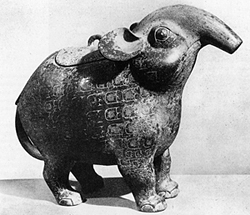 Ritualgefäß aus Bronze in Form eines Tapirs